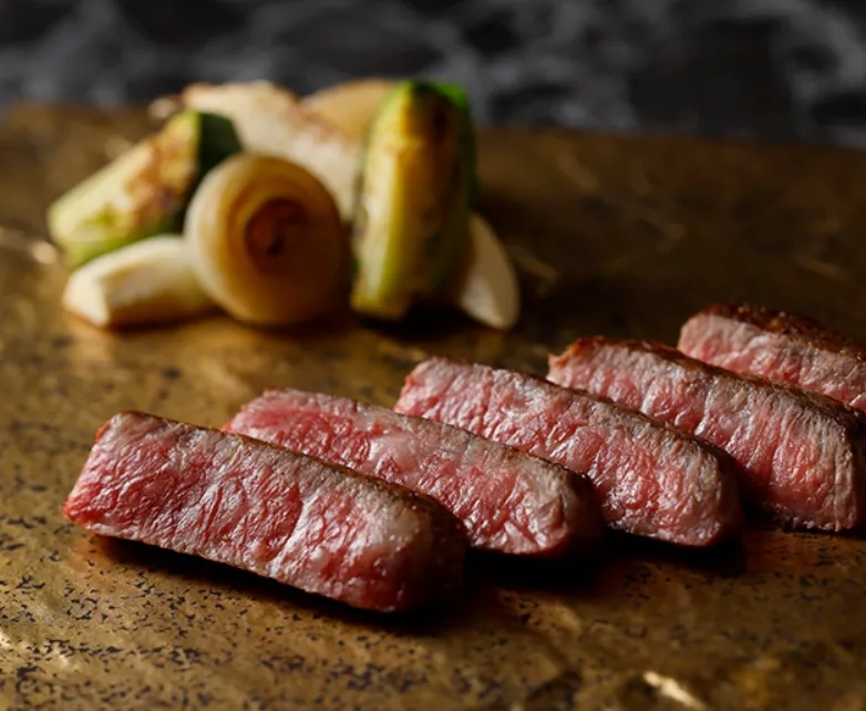 伊勢海老と黒毛和牛「和王」を味わう贅沢鉄板焼き | 【4~8名様 / ホテル最上階個室確約 大人数のお祝いプラン】伊勢海老と黒毛和牛を味わう豪華鉄板焼コース+ホールケーキ・乾杯スパークリング・卓上花★グランドニッコー東京台場