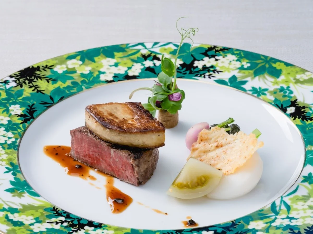 華やかな料理と乾杯スパークリングで彩るプレミアムフレンチ | Anny限定【年間600組成功実績!個室確約×プロポーズプラン】“最愛”を意味する11本のバラに、ラメの輝きを添えて…豪華コース全9品+乾杯スパークリング+メッセージ付きプレート+写真入りワインボトルプレゼント★