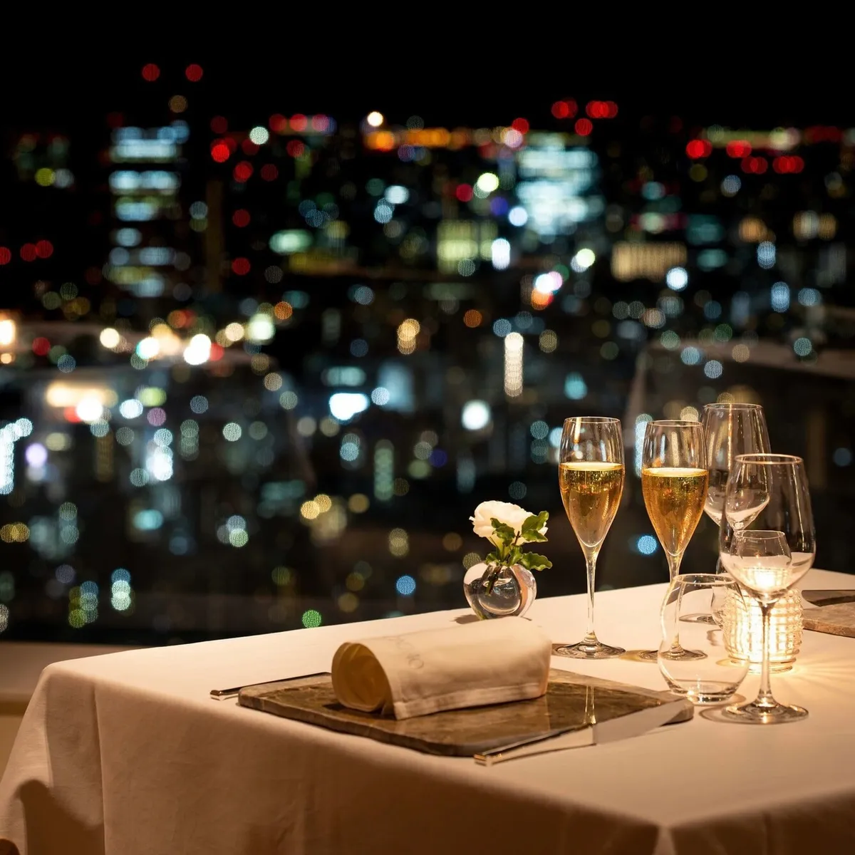 ご両家の距離を近づける、和やかな乾杯のひととき | 【4〜10名様＊個室確約 ご結納・お顔合わせディナー】美食の饗宴★本格プロヴァンス料理コース＋乾杯シャンパン★渋谷駅徒歩5分・セルリアンタワー東急ホテル