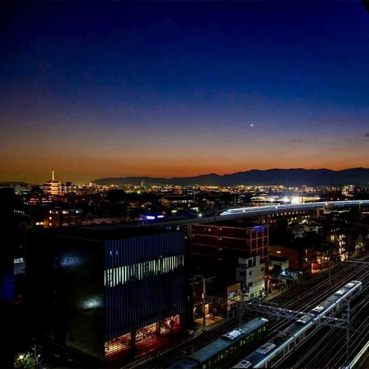 特別な夜に寄り添う極上の夜景×日本で唯一の回転展望レストラン | 【絶景大パノラマ★夜景を望む窓側席確約×プロポーズディナー】季節の厳選食材や京食材を堪能★フランス料理コース+乾杯シャンパン+メッセージプレート+花束+記念写真〜日本唯一の回転展望レストラン★リーガロイヤルホテル最上階