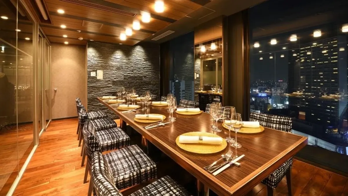 【最大12名様 / 夜景を望む半個室or個室確約★大人数のお祝いディナープラン】厳選食材と匠の技が織りなす至高の逸品★風雅おすすめ創作和食コースor鉄板焼きコース＋乾杯ドリンクor飲み放題★新宿西口駅徒歩2分 / 新宿プリンスホテル 内観/外観