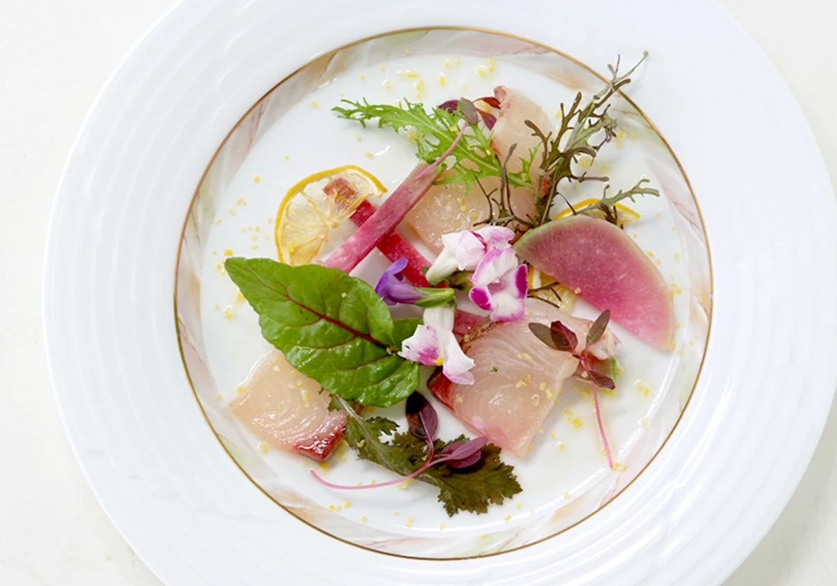 贅沢な7品フレンチコースでお祝いを演出 | 【記念日・誕生日向けプラン】天然甘鯛や仔羊など全7品「アムール」＆メッセージ付きケーキ＋乾杯スパークリング★浄水緑地の緑に包まれた高級感溢れる空間★