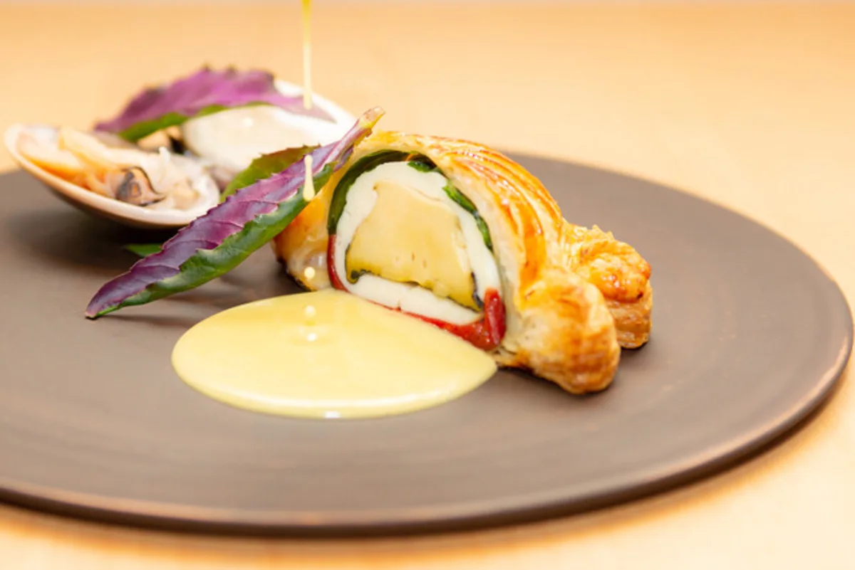 【最大6名様 / 個室確約＊ご両家お顔合わせランチプラン】心ほどける至福の食体験〜シェフおまかせフレンチコース＋メッセージ付きプレート★日比谷駅直結の名店 料理