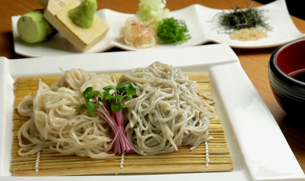 大地と水に恵まれた一番粉だけを使った自慢の信州蕎麦 | 8名様までご案内可【個室確約 お顔合わせプラン】本格信州蕎麦を含む絶品和食ディナー全8品|竹コース★京王プラザホテルでご新たなご家族の誕生をお祝い