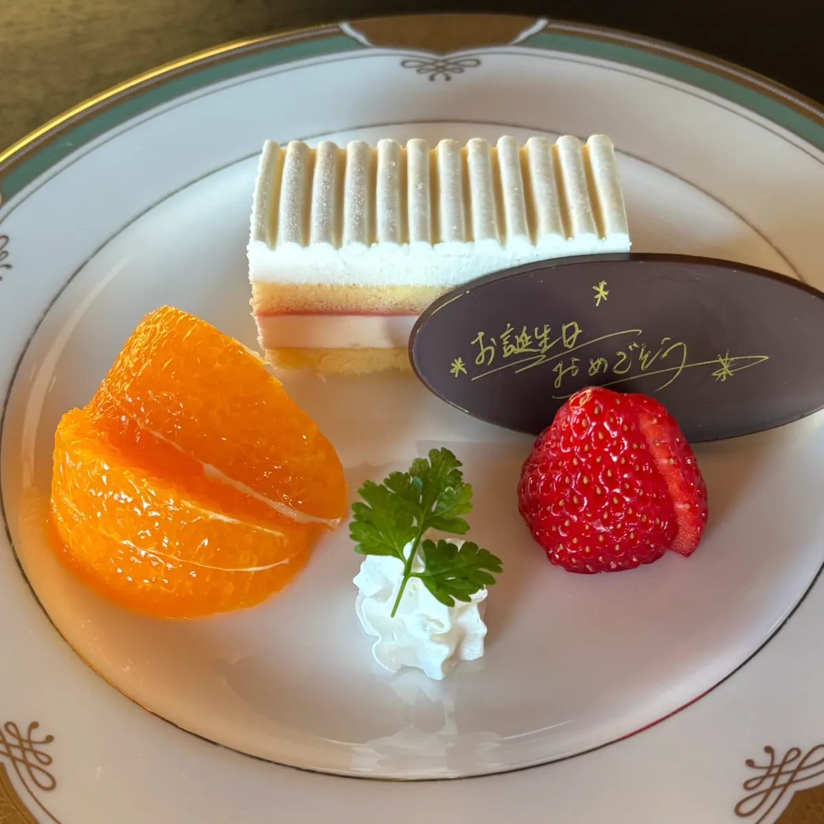 【個室確約★還暦・ご長寿お祝いランチプラン】季節の味覚を楽しめる豪華しゃぶしゃぶコース＋ウェルカムドリンク＋メッセージプレート★銀座クレストンホテル32Fの高層階でご長寿のお祝いの写真 2