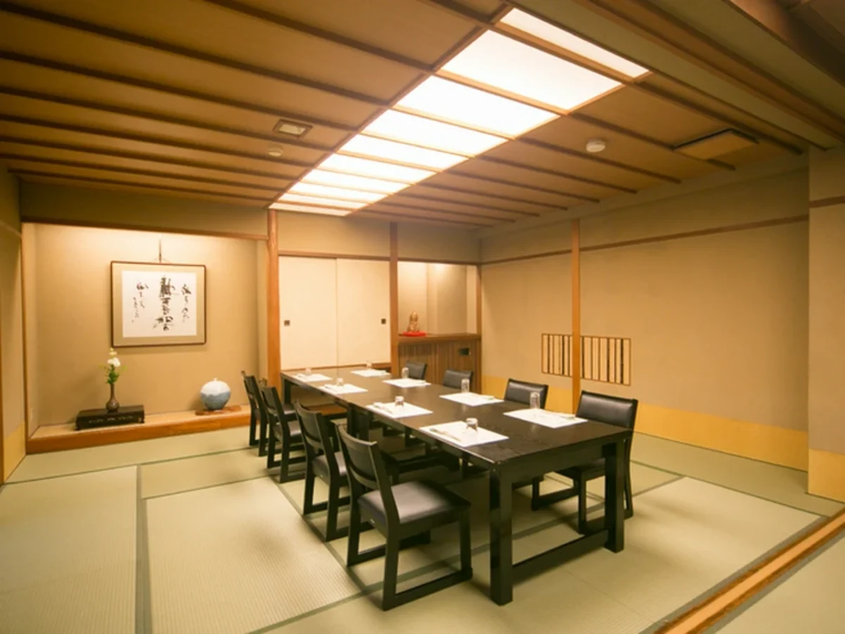 和情緒漂う完全個室×食前酒サービスで心温まる宴を | 【2名~30名様/完全個室確約★大人数でお祝いプラン】 食前酒付き!大切な日を彩る旬魚づくしの「おまかせ会席」で特別なひととき★仙台・五橋駅から徒歩8分