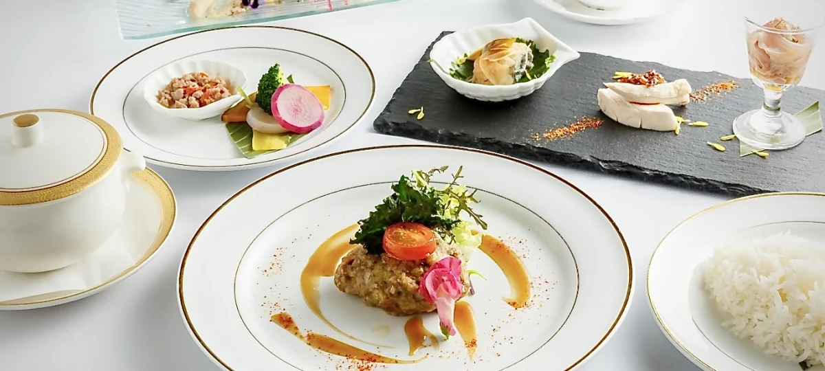 大切な方に贈る極上の美食体験★絶品創作タイ料理を堪能する至福のひととき | 【最大8名様 / 大人数のお祝いランチプラン】こだわりの厳選食材を使用した創作タイ料理コース＋メッセージ付きプレート〜美しい景観が魅力★広島の名店で祝う至福のひととき