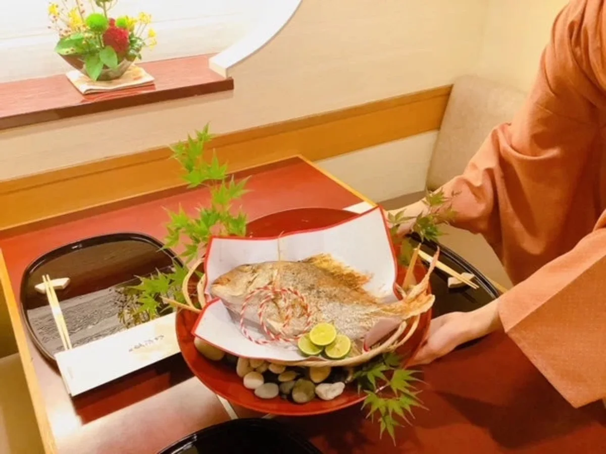 【5〜10名様 / 個室確約★ご結納・お顔合わせランチプラン】繊細な職人技に舌鼓〜季節の厳選食材が織りなす懐石料理+乾杯ドリンク+フリードリンク+卓上装花〜中之島駅直結★リーガロイヤルホテル大阪の写真 4