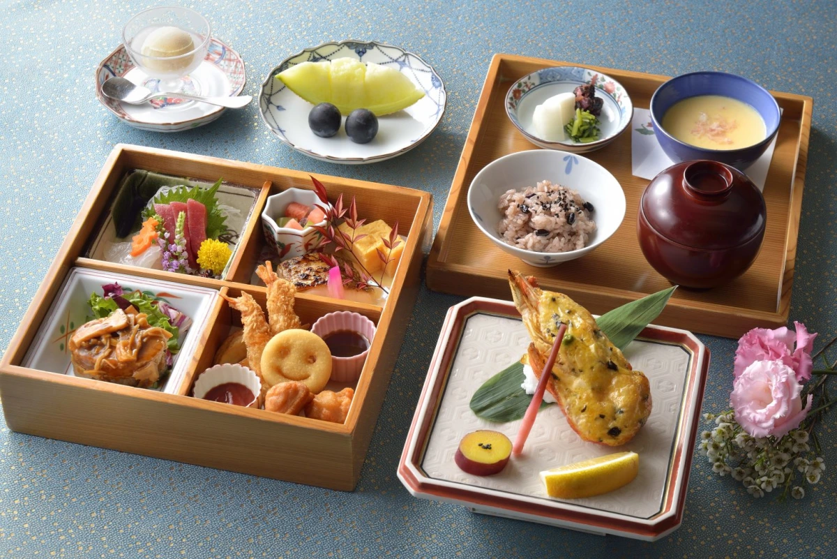季節の食材を厳選して作り上げた彩り鮮やかな豪華会席料理 | 【個室確約】高級ホテルで祝う七五三プラン★彩り鮮やかな季節の会席コース全12品★お子様御膳全11品★千歳飴★乾杯ドリンク(平日限定)付き★大人4名様+お子様1名様~予約可