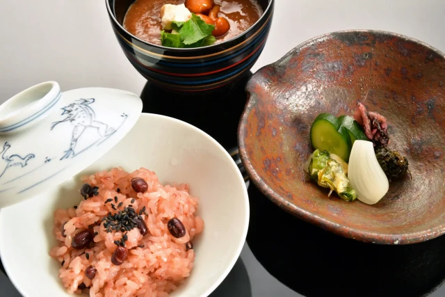伝統の味と盛り付けで五感を使って楽しむ会席