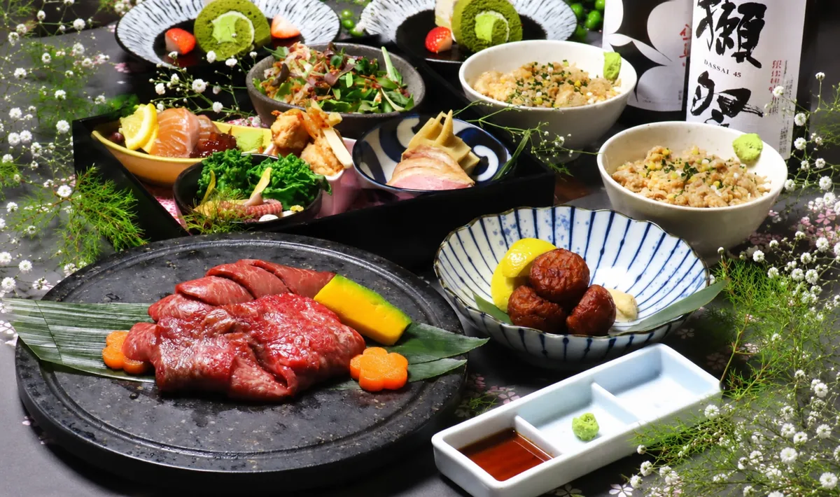 料理長渾身の肉料理が彩る肉割烹懐石 | 最大8名【個室確約×地上200mの絶景！/結納・顔合わせ】鳥羽コース/前菜、造り、国産牛の石焼き等肉割烹懐石全8品＋2時間飲み放題★各線新宿駅から徒歩5分