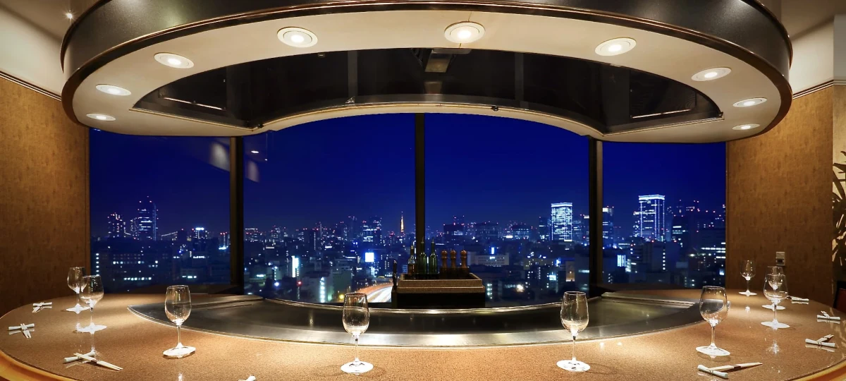 パノラマビューの特等席★煌めく夜景と共に、カウンター席で楽しむライブ感溢れる食体験 | 【夜景を望む上質空間★アニバーサリーディナープラン】五感を刺激する極上の美食体験〜和牛と海鮮を堪能★鉄板焼ディナーコース全7品＋乾杯用スパークリングワイン＋メッセージを添えたホールケーキ〜ロイヤルパークホテル最上階 / 水天宮前駅直結