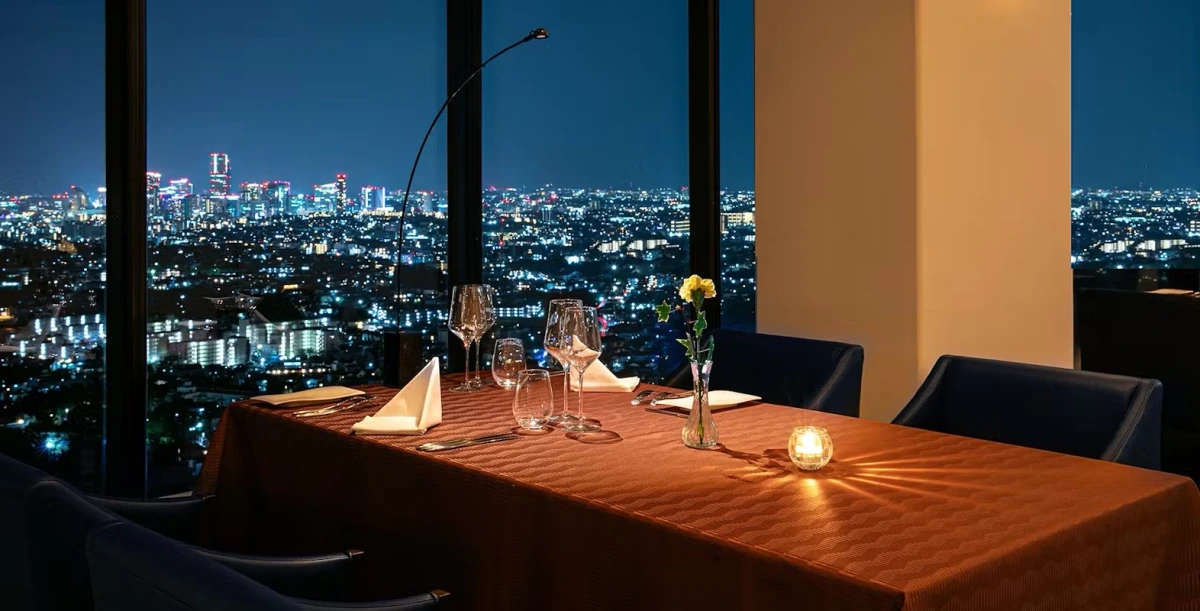 【地上140m・夜景を望む窓側席確約★プロポーズプラン】記憶に残る美食体験★特選食材を使用した魚料理＆肉料理Wメインのコース＋ハーフボトルシャンパン＋薔薇の花束★サプライズプロポーズを叶える〜新横浜プリンスホテルのラグジュアリー空間の写真 2