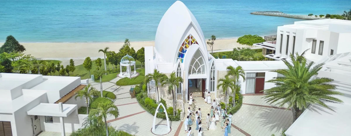 海を望む個室でご両家の絆を結ぶ、特別なひととき | 【個室確約×アニバーサリープラン】沖縄県産の食材を使用した和洋折衷フルコース＋フリードリンク★美しい読谷の海を眺めながら特別なお祝い