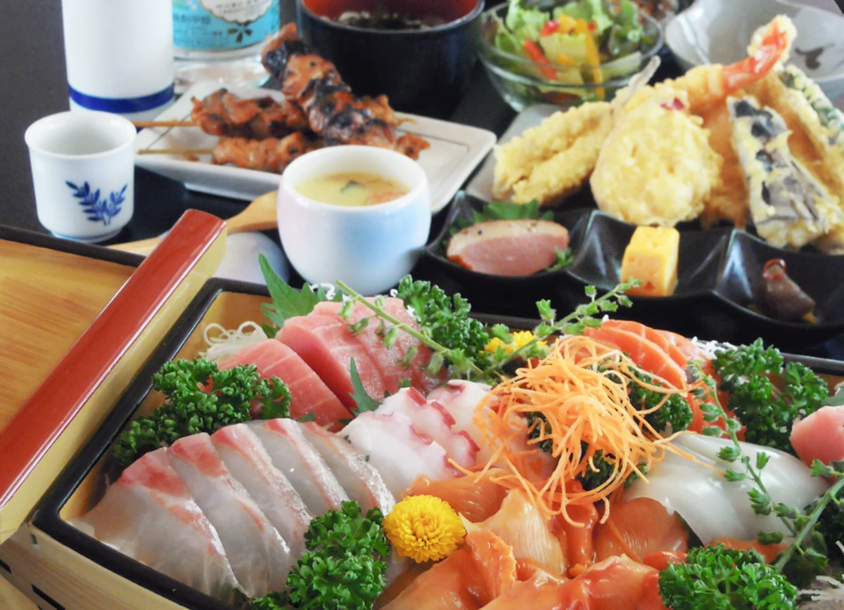 季節の恵みを味わう、華やかな和の祝宴 | 平日 / 月~木限定【15名~45名まで×屋形船貸切×大人数でのお祝いディナープラン】東京湾を巡るクルーズ＆お台場の海景！江戸前天ぷら＋刺身含む全8品★飲み放題つき★木場乗船場発着 / 非日常なひとときを満喫