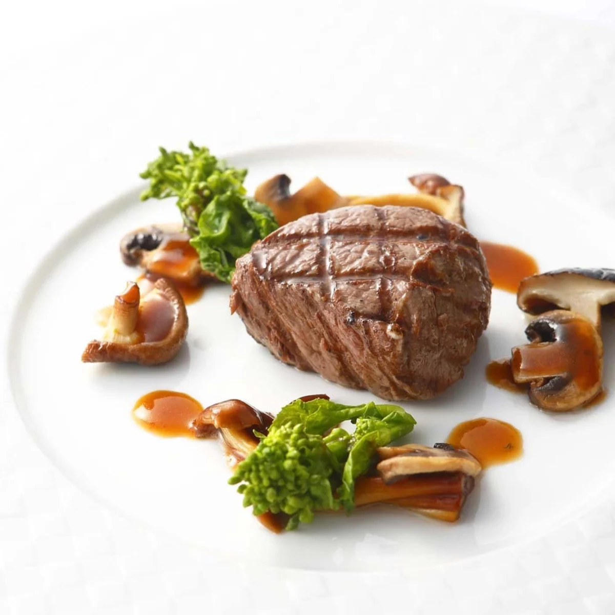 厳選食材を使用した本格フランス料理が特別な日をより華やかに演出 | 【アニバーサリーランチプラン】本格フレンチコースに舌鼓★乾杯用グラススパークリングワイン+メッセージを添えた特製ケーキ+ミニ花束+記念フォトでサプライズ〜ホテルモントレ大阪★中庭のチャペルを望むラグジュアリー空間で過ごす記念日