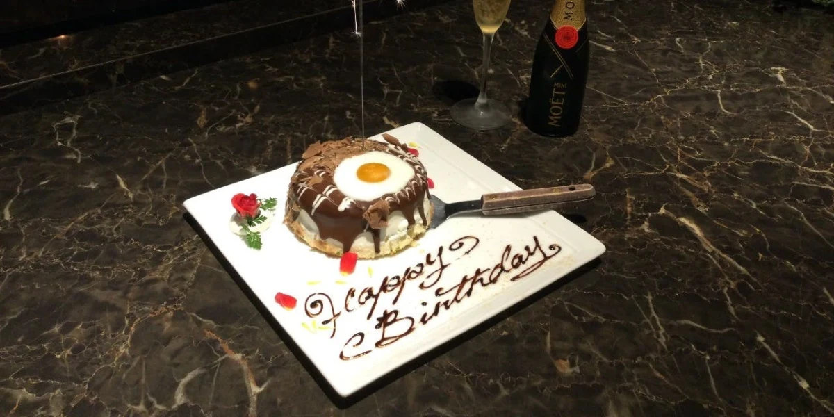 メッセージ付きのお好み焼きケーキで心に残る記念日ディナーを | 【アニバーサリープラン】活あわびや国産黒毛和牛ステーキ、お好み焼など全6品+メッセージ付きケーキ+モエ クォーターボトル★恵比寿ガーデンプレイス38階で夜景を望みながらお祝い