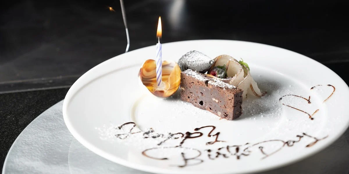メッセージ入りホールケーキで幸せなひとときを満喫 | 【半個室確約 プロポーズプラン】★難波で過ごす特別なディナータイム★活伊勢海老の鉄板焼き・特選ステーキなどを味わえる鉄板焼きディナーコース+選べる乾杯ドリンク+メッセージ付きホールケーキ