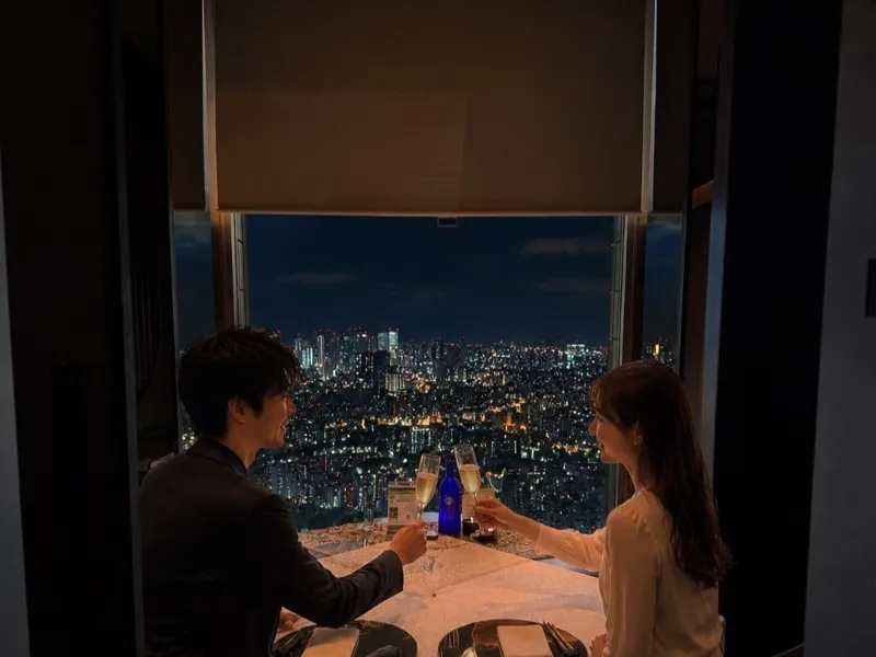 高層階からの絶景が演出する非日常感 | 【半個室又は個室確約/2名～4名★アニバーサリープラン】季節味わう懐石コース全9品＋乾杯スパークリング＋メッセージプレート＋ラメ付き11本バラの花束+写真入りワインボトルプレゼント★眺望◎サンシャイン60の天空空間でサプライズ！