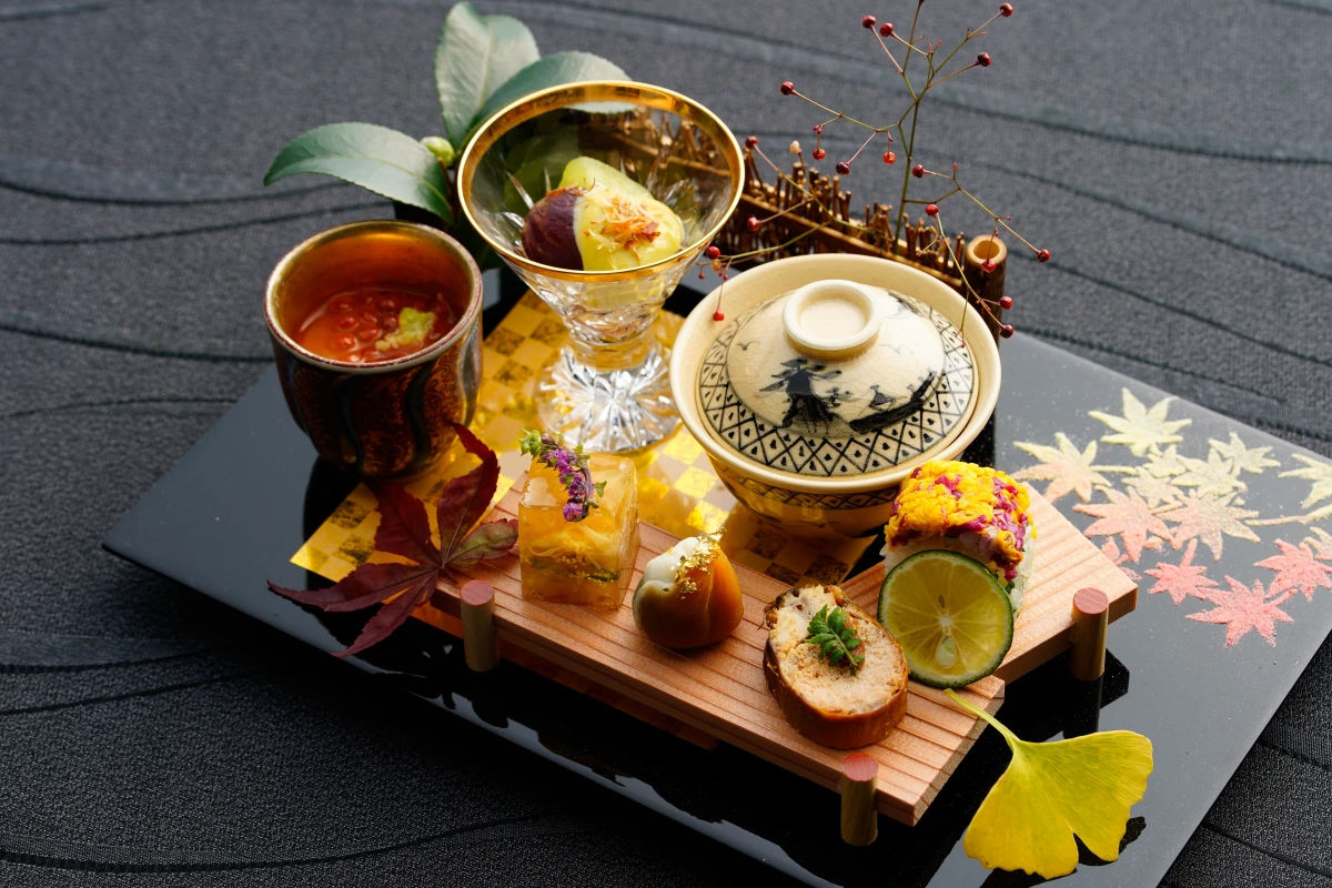 季節の食材にこだわった豪華懐石料理の数々 | 【半個室又は個室確約/2名～4名★アニバーサリープラン】季節味わう懐石コース全9品＋乾杯スパークリング＋メッセージプレート＋ラメ付き11本バラの花束+写真入りワインボトルプレゼント★眺望◎サンシャイン60の天空空間でサプライズ！