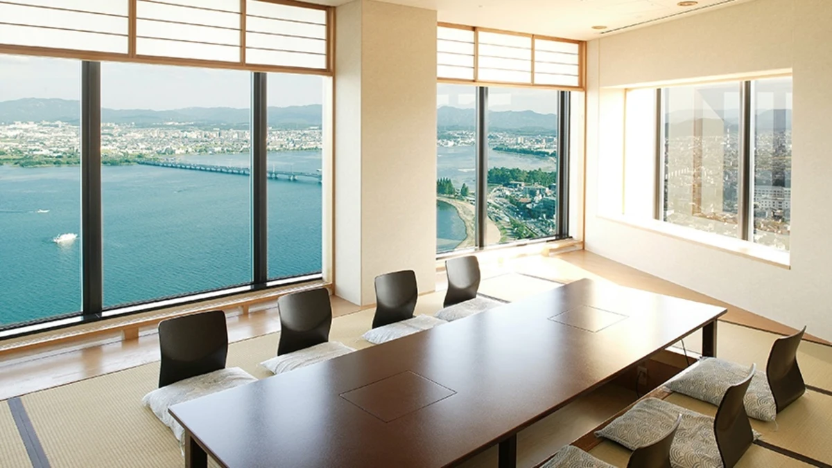 【4〜5名様 / 絶景*琵琶湖を望む個室確約★お食い初めランチプラン】お食い初め膳付*繊細な職人技と季節の恵みが織りなすお祝い会席+乾杯ドリンク〜地上36階の上質空間★びわ湖大津プリンスホテルの写真 2