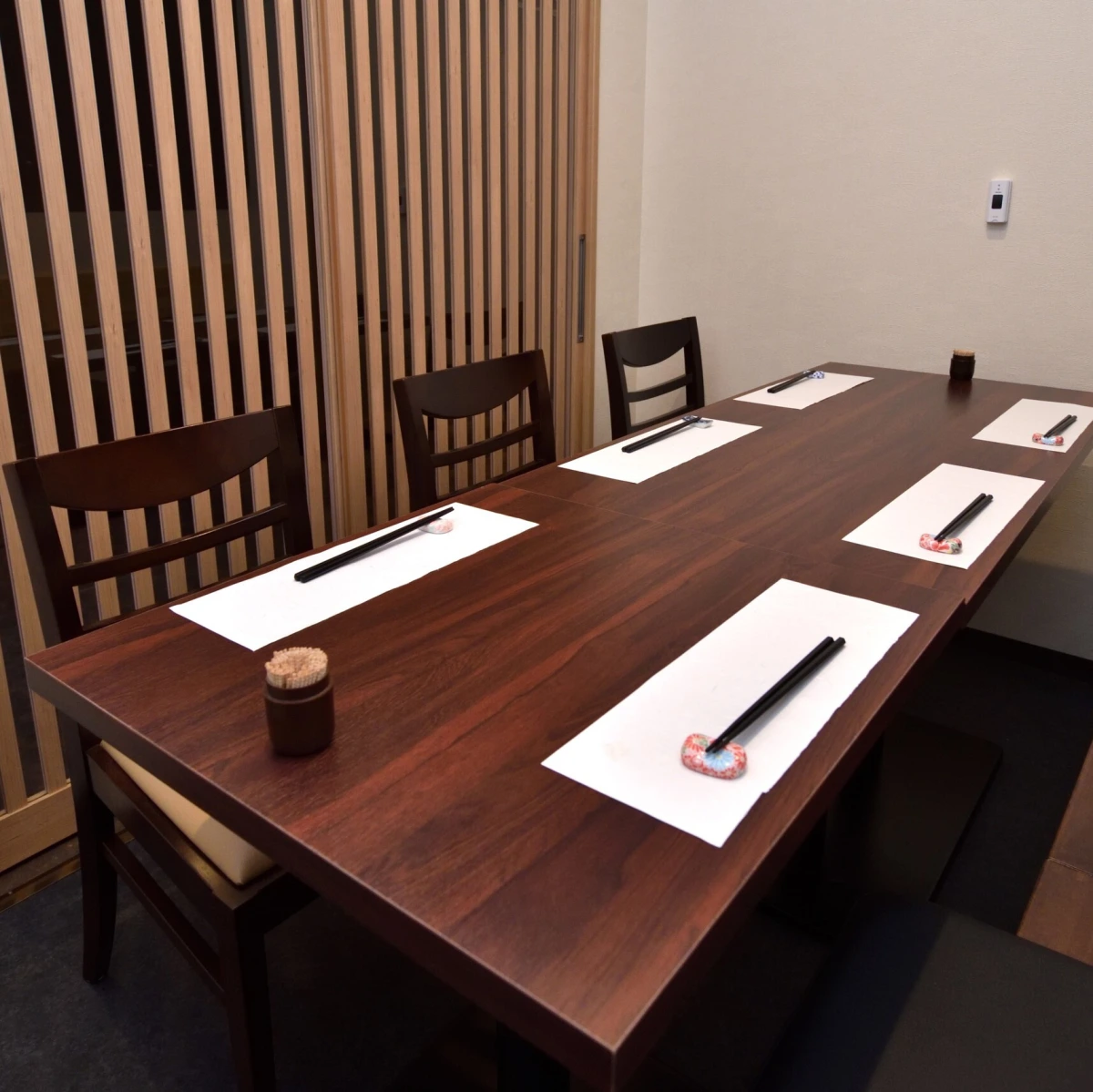 プライベート感溢れる個室で贅沢に味わう絶品会席料理 | 【個室確約 還暦お祝いプラン】鯛の姿焼きと彩り豊かな全8品の本格会席★ちゃんちゃんこ貸し出し付き★【有料オプションでご長寿お祝い向けアレンジメントフラワーをご用意】