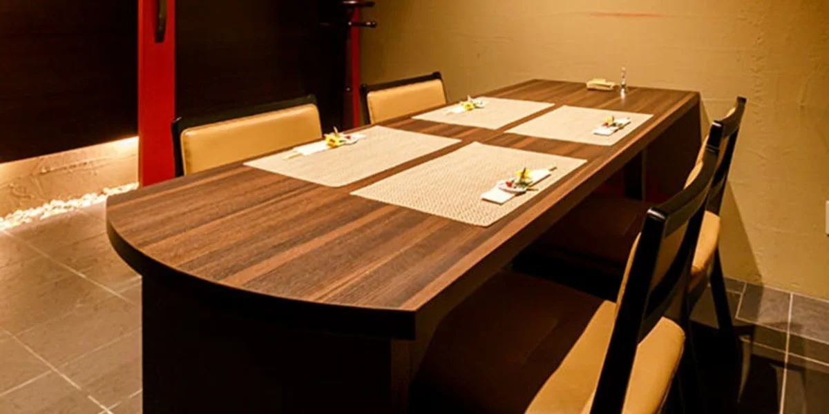 接待・会食や顔合わせの場に最適な完全個室 | 【個室確約★接待・会食/顔合わせ向けプラン】豪華お造り＆黒毛和牛鉄板焼きを堪能★全8品のおすすめ会席ディナーコース＋乾杯ドリンク★心斎橋の和空間で過ごす上質な時間
