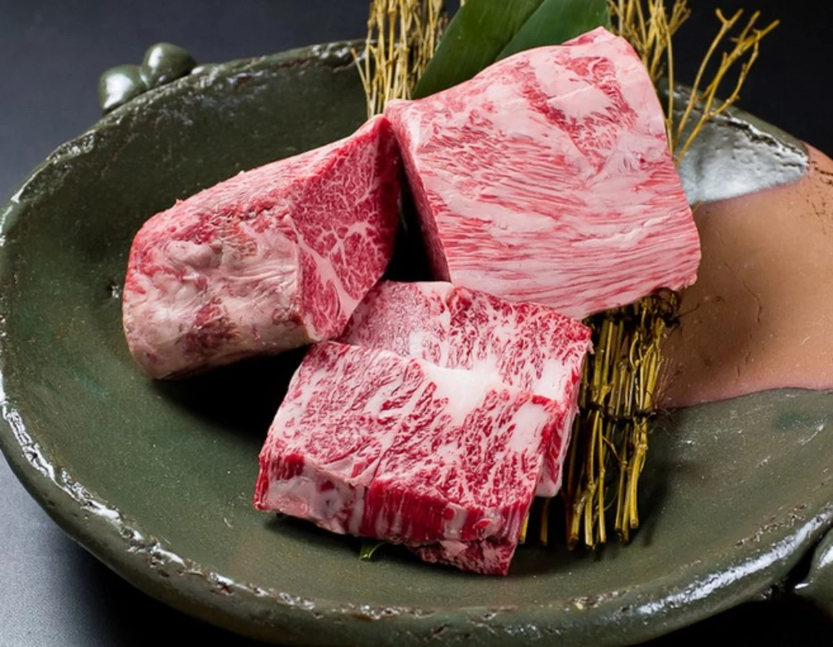 豪華食材をふんだんに使用した極上の会席料理 | 【個室確約★接待・会食/顔合わせ向けプラン】豪華お造り＆黒毛和牛鉄板焼きを堪能★全8品のおすすめ会席ディナーコース＋乾杯ドリンク★心斎橋の和空間で過ごす上質な時間