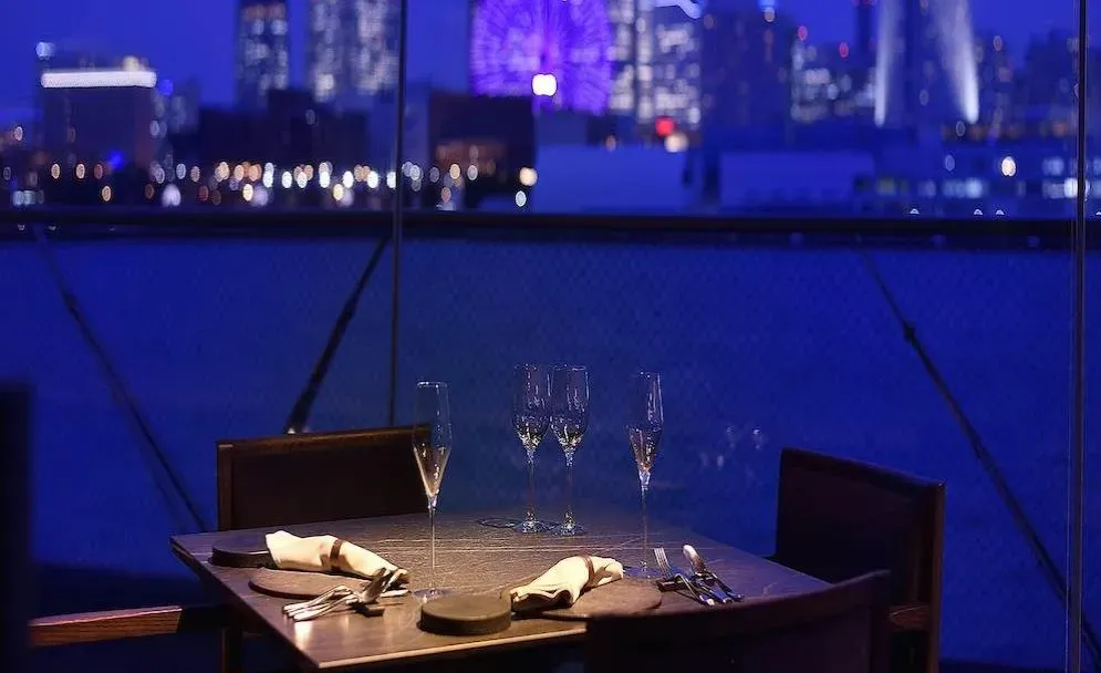 横浜の夜景を背景に、記念撮影で想いを未来へ残す特別なひととき | Anny限定【海に浮かぶレストラン×最上級のプロポーズプラン】イノベーティブフレンチ全10品+乾杯ドリンク+メッセージ付きデザートプレート+バラ12本+夜景を背景にした記念撮影★専属プランナーが導く特別なプロポーズ演出★横浜・大さん橋で紡ぐ特別な誓い
