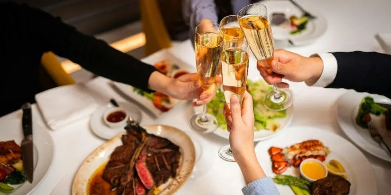 乾杯で和やかに始まる贅沢コースと熟成ビーフの魅力 | 【4～6名様 / 個室確約★顔合わせランチ】乾杯ドリンク＋熟成フィレミニョンを味わう贅沢コース★永田町駅直結で叶えるご両家の穏やかなひととき