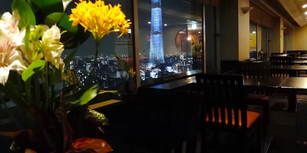 窓側テーブル席
