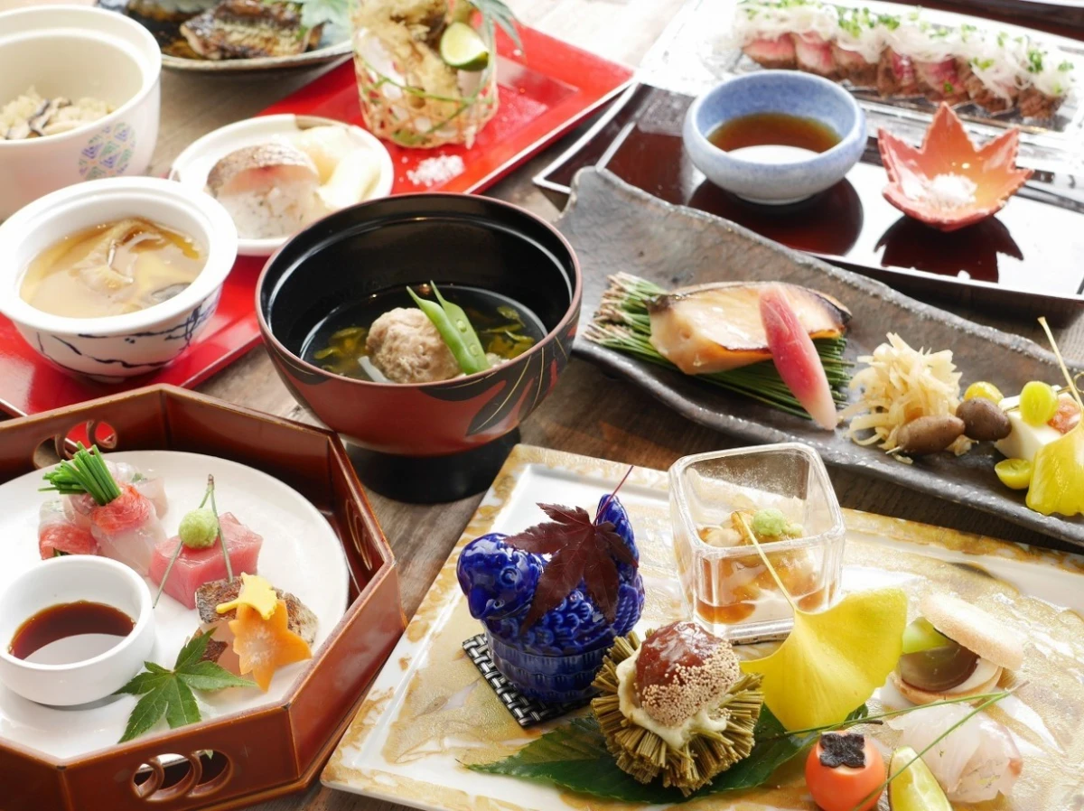 特別な日を彩る、華やかな祝いコース | 【絶景★最大8名 半個室席確約×結納・顔合わせランチプラン】料理長自ら足を運び吟味した旬の地魚や季節野菜を使用した、ハレの日を華やかに彩る会席コース全2種★東京駅直結＆丸ビル最上階の好立地