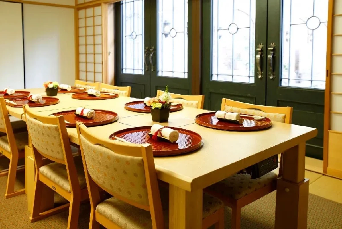 【5〜22名様 / 個室確約★ご家族様で祝う結婚記念日に】写真館での記念撮影付き＊鯛姿赤飯を含むお祝い会席全8品＋乾杯用スパークリングワイン★ご家族様の笑顔あふれるひととき〜アクセス良好◎大阪駅徒歩3分・ホテルモントレ大阪 内観/外観