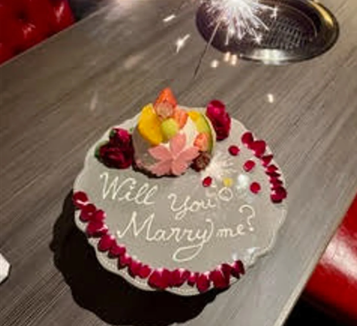 【別途オプション】ケーキプレートでサプライズ演出可能! | 【個室×最大10名×大人数のお祝いディナー】味ノ輪の特選赤身肉コース / 厚切りヒレ肉など当店厳選の赤身肉を堪能できる全18品★飲み放題付きコース有★船橋駅徒歩2分のムーディーな空間でお祝い