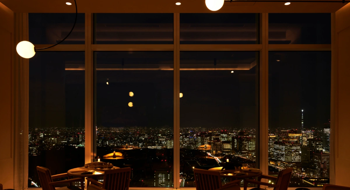 煌めく東京の夜景と共に過ごす至福の窓際席 | 【窓際席確約×プロポーズディナー×TOKYO NODE最上階の夜景】フランスと日本が融合する革新フレンチコース×乾杯シャンパン×メッセージ付きプレート★虎ノ門ヒルズ直結、ミシュラン星付きシェフが贈る特別な夜