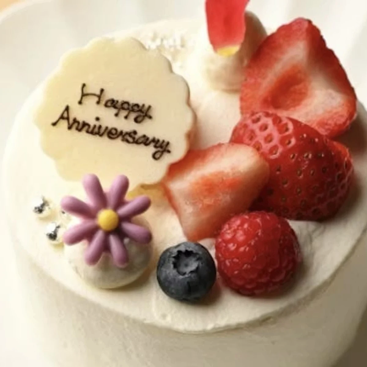 メッセージを添えたホールケーキ