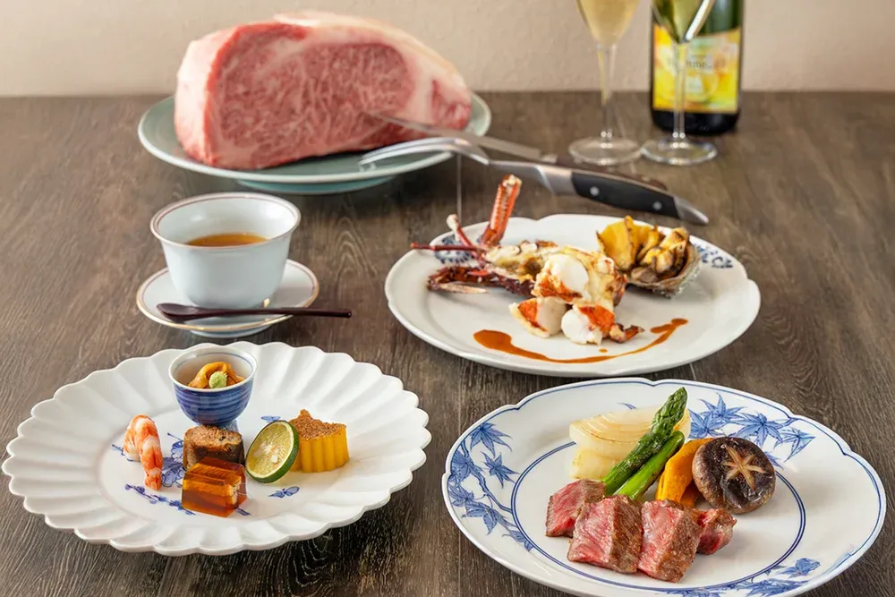 季節の恵みを味わう華やかな鉄板焼コース | 【ホテルオークラ東京ベイでプロポーズディナー】国産イセエビや和牛サーロイン等5皿【鉄板焼 アニバーサリーコース】＋ホールケーキ＆記念撮影★五感で味わう鉄板焼で、思い出に残る体験を