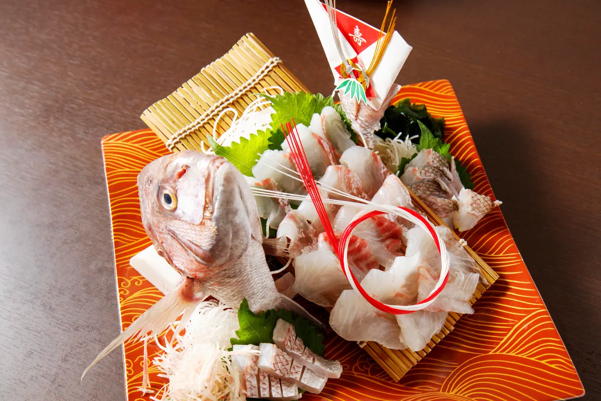 松月亭の名物料理や、九州の美味しい食材を使用した特別会席 | 【〜16名様｜アニバーサリーディナー】個室確約★名物の姿造りや和牛ステーキ、鮑やしゃぶしゃぶ、天婦羅など祝会席全10品＋乾杯ドリンク★博多駅徒歩1分のホテル内レストラン