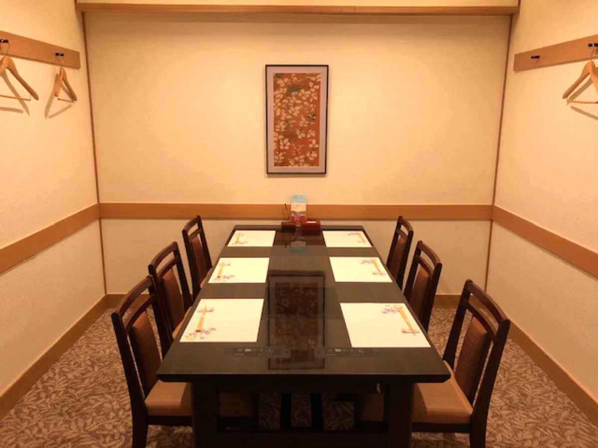 モダンな和個室でプライベートなビジネス会食を | 【個室確約 接待・会食プラン】四季折々の味覚を楽しむお祝い懐石～寿～★和モダンな個室で出来立て湯葉と豆腐を堪能★ゲストとのお集りにも最適な梅田駅至近★