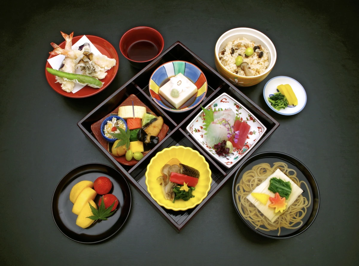 顔合わせにぴったりの、華やかなお食事 | 【最大8名様/半個室確約×顔合わせ･結納プラン】四季折々の旬な食材を詰め込んだ弁当★心斎橋駅から徒歩1分★ご両家の絆を深める1日