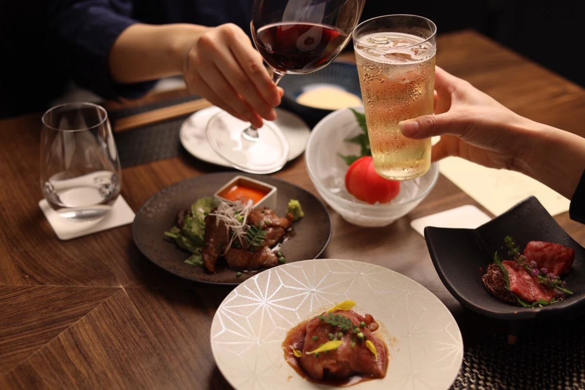 和やかな乾杯のひととき〜選べる♪飲み放題付きコース★ | 【最大10名様 / 大人数のお祝い・会食プラン】節目のお祝いや大切なご宴席にもおすすめ★厳選銘肉と旬菜を堪能＊飲み放題付きコース有〜大宮駅徒歩3分 / 大人の隠れ家で感動の食体験を