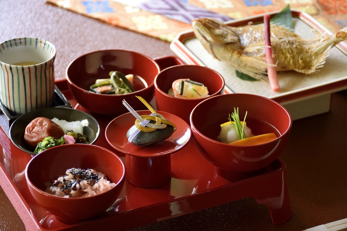 お子様の成長を祝う大切な1日にぴったりのお食い初め膳 | 【個室確約お食い初めプラン】祝鯛のお造り含む会席料理全12品+乾杯スパークリングワイン+フォトフレーム★大人4名様以上でお食い初め膳一膳無料★ホテル椿山荘東京でお子様の大切なお祝いを
