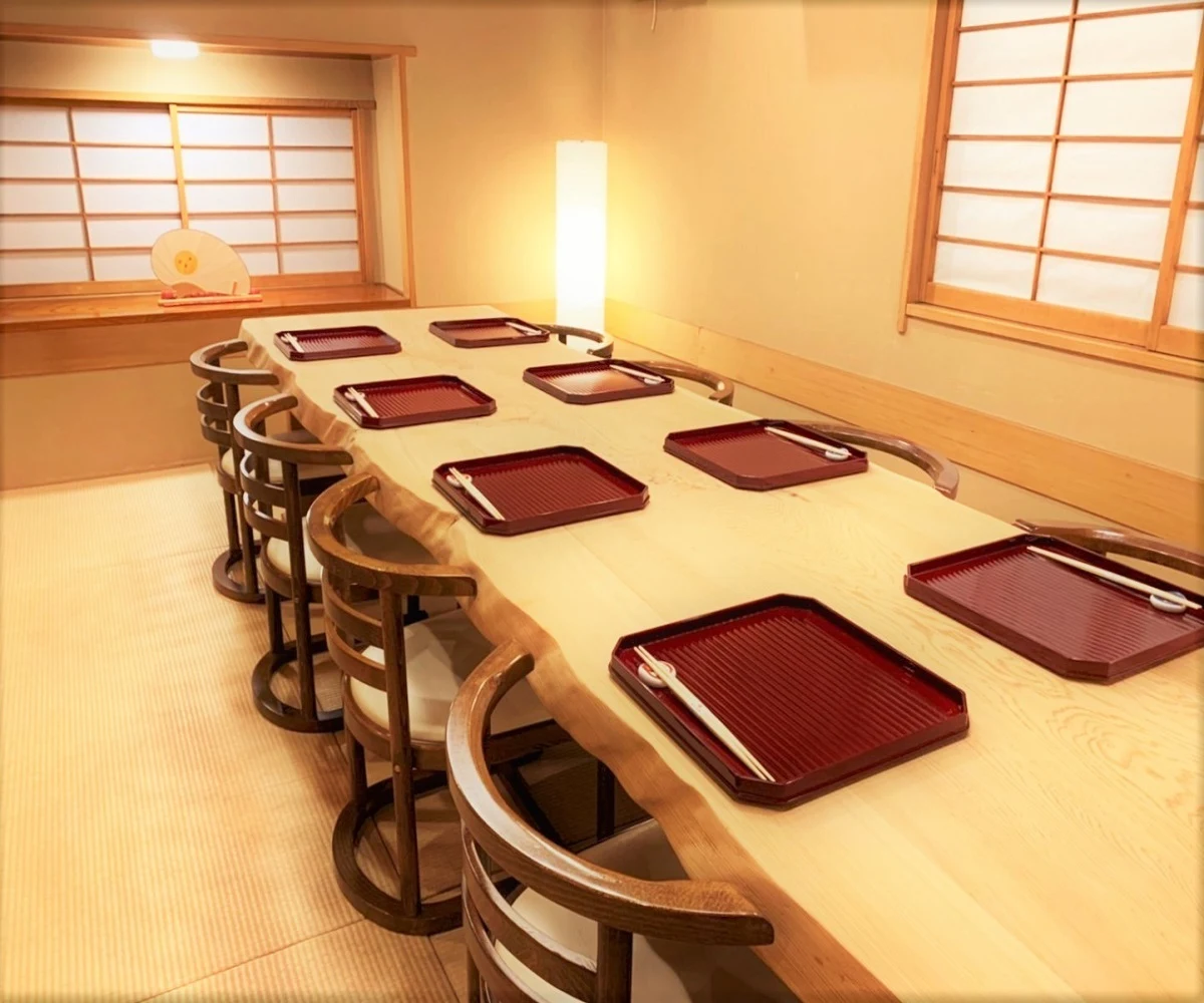 ビジネス会食・接待に最適!プライベート感満載の上質な完全個室 | 【個室確約 会食・接待プラン】築50年の古民家で味わう本格懐石ディナーコース★関内に佇む、数寄屋造りのミシュラン獲得店★ゲストも上司も大満足!上質な和個室でおもてなし