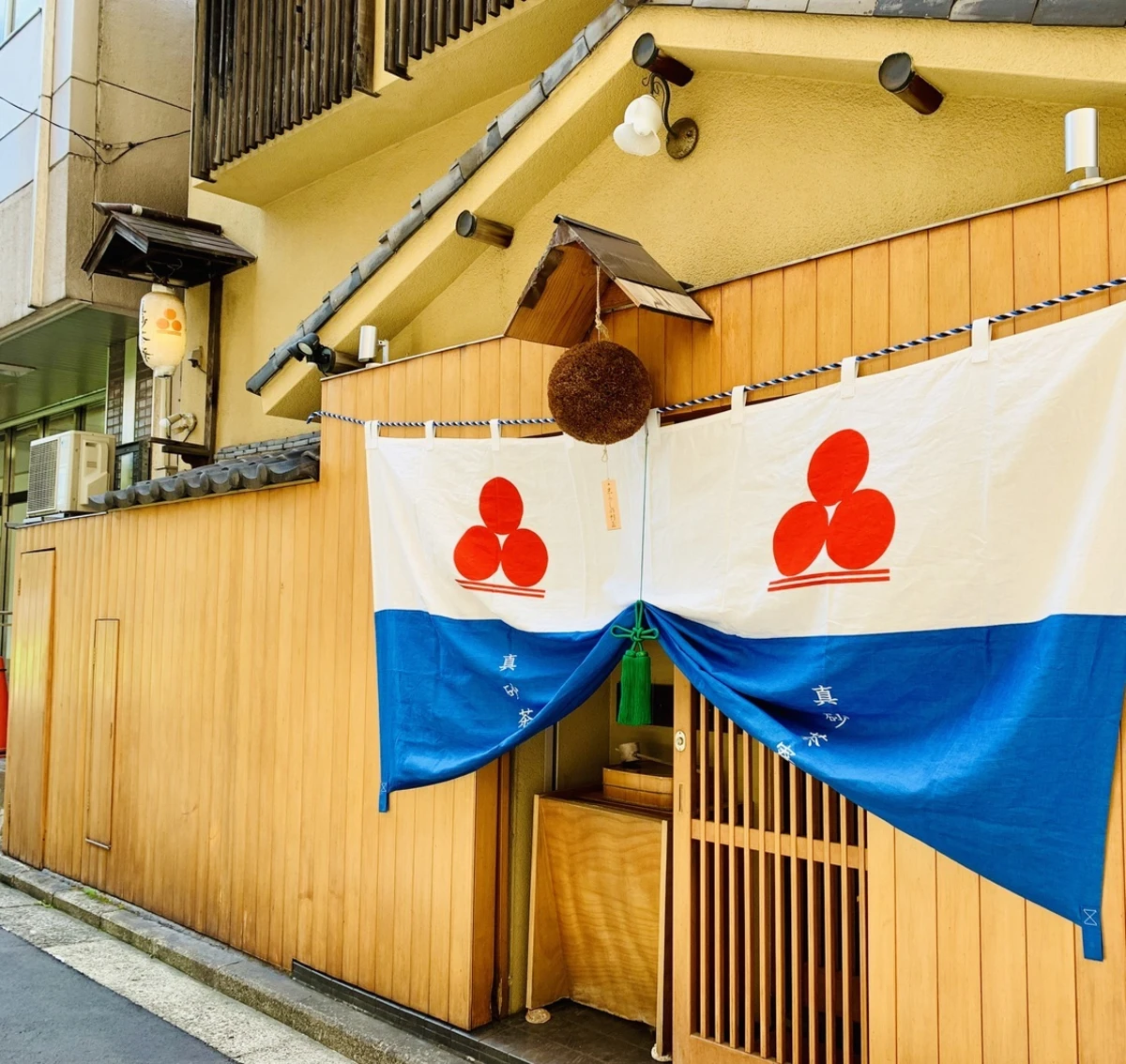 温かみのある上質空間で味わう最高のおもてなし体験 | 【個室確約 会食・接待プラン】築50年の古民家で味わう本格懐石ディナーコース★関内に佇む、数寄屋造りのミシュラン獲得店★ゲストも上司も大満足!上質な和個室でおもてなし