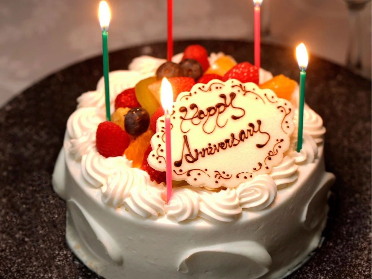 お祝いの席にふさわしい特典をご用意★花束＆ホールケーキ | 【最大16名様 / 個室確約★お祝いプラン】鯛赤飯姿盛り付き★季節の特別会席＋ホールケーキ＋花束＋ご長寿お祝いにおすすめ！ちゃんちゃんこの貸し出し★ホテルモントレ ラ スール大阪〜上質なプライベート空間で人生の節目をお祝い