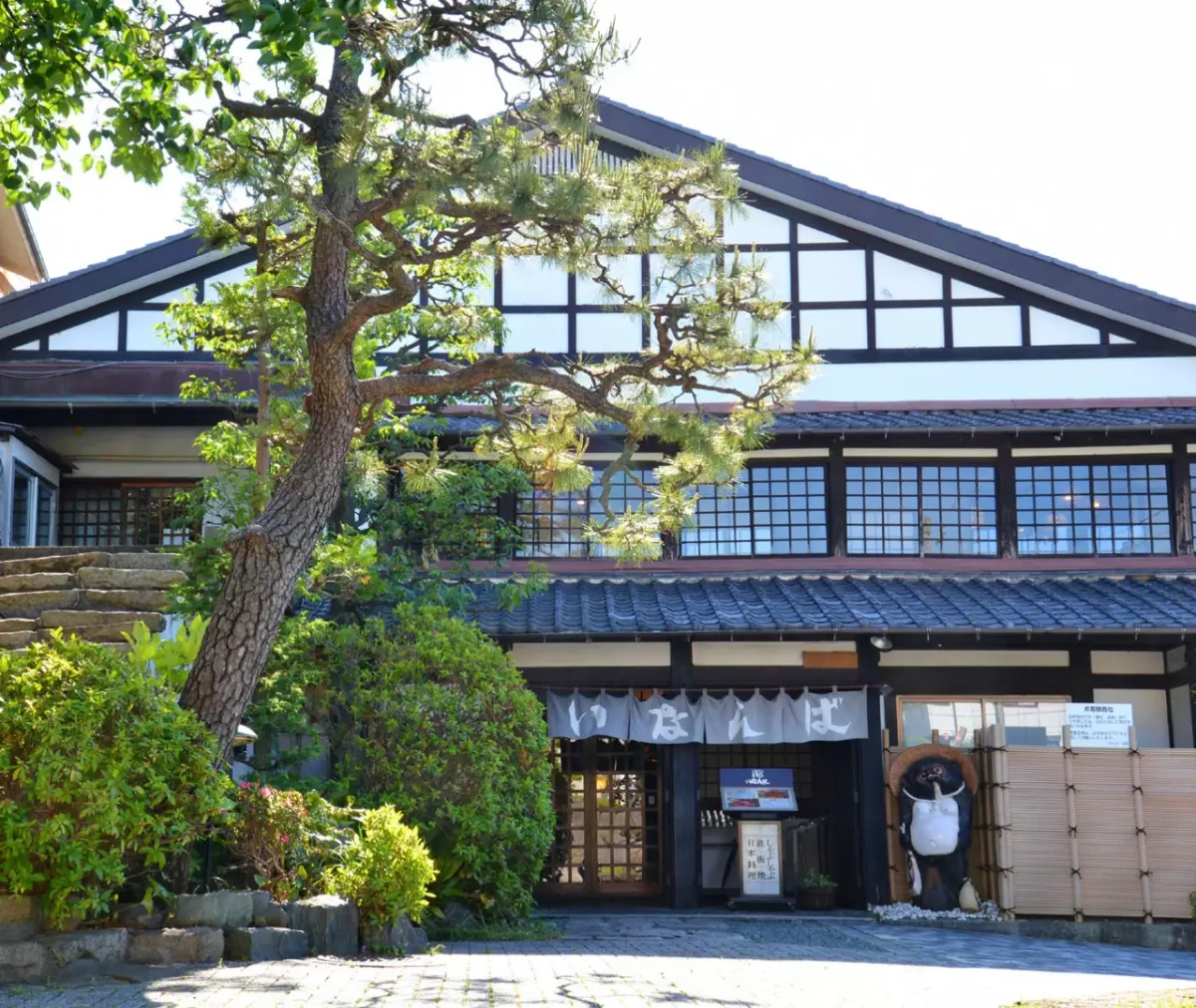 風情のある民芸造りの店内でゆっくりと足を伸ばす | 【最大10名様 / 大人数のお祝いプラン】こだわりの厳選国産牛を堪能★鉄板焼コースorしゃぶしゃぶコース〜風情ある民芸調の店内で大切な日を過ごす★浜松マリオットホテル