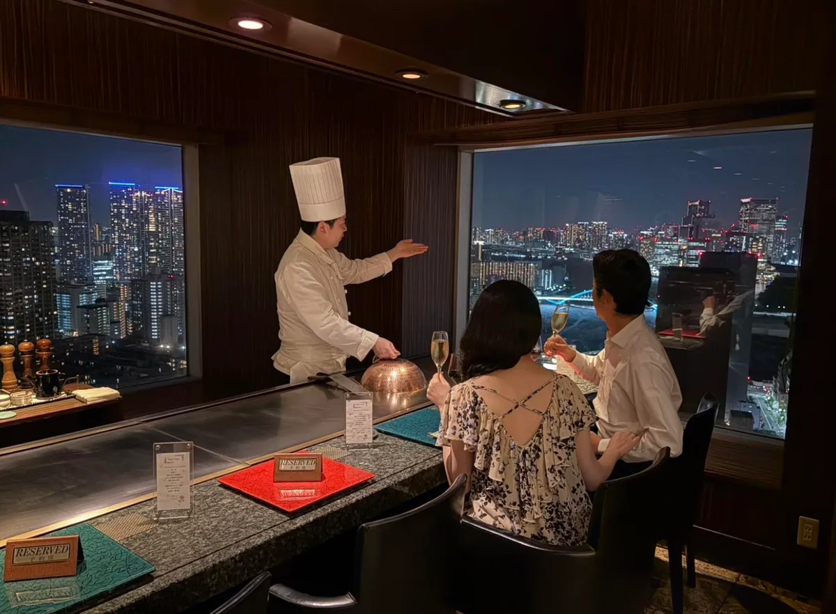 地上110mから望む煌めく夜景★聖夜を彩る特等席 | 【12月19日~25日限定 / 地上110m★煌めく絶景を望む特等席×クリスマスディナープラン】和牛や鮑、タラバ蟹など高級食材で織りなす鉄板焼コース+乾杯スパークリングワイン★天空の美食空間〜銀座クレストン32階