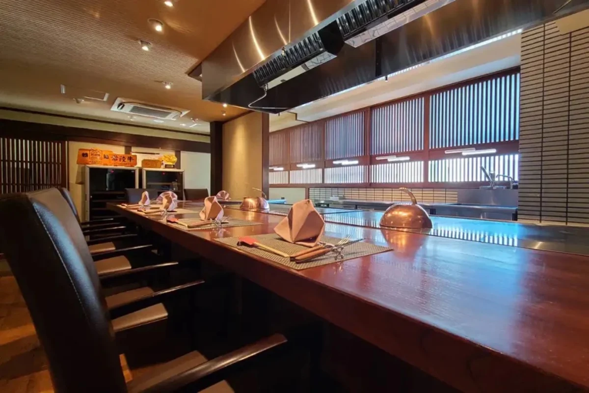 上質を知る大人が集う、特別な会食にふさわしい和モダン空間 | 【2〜18名様 / 個室も選べる★接待・会食ディナープラン】大切なゲストの心を掴む至高の食体験〜とろけるような舌ざわり★絶品黒毛和牛コース×春日部の名店でもてなす特別なひととき