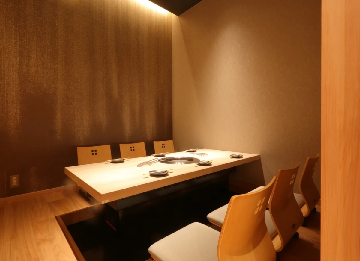 プライベート感溢れる個室で、心に残る時間を | 【個室確約×接待・会食プラン】A4ランク以上の極上黒毛和牛、シャトーブリアンを堪能する贅沢焼肉ディナーコース★お土産つき+飲み放題選択可★西九条で特別な夜を