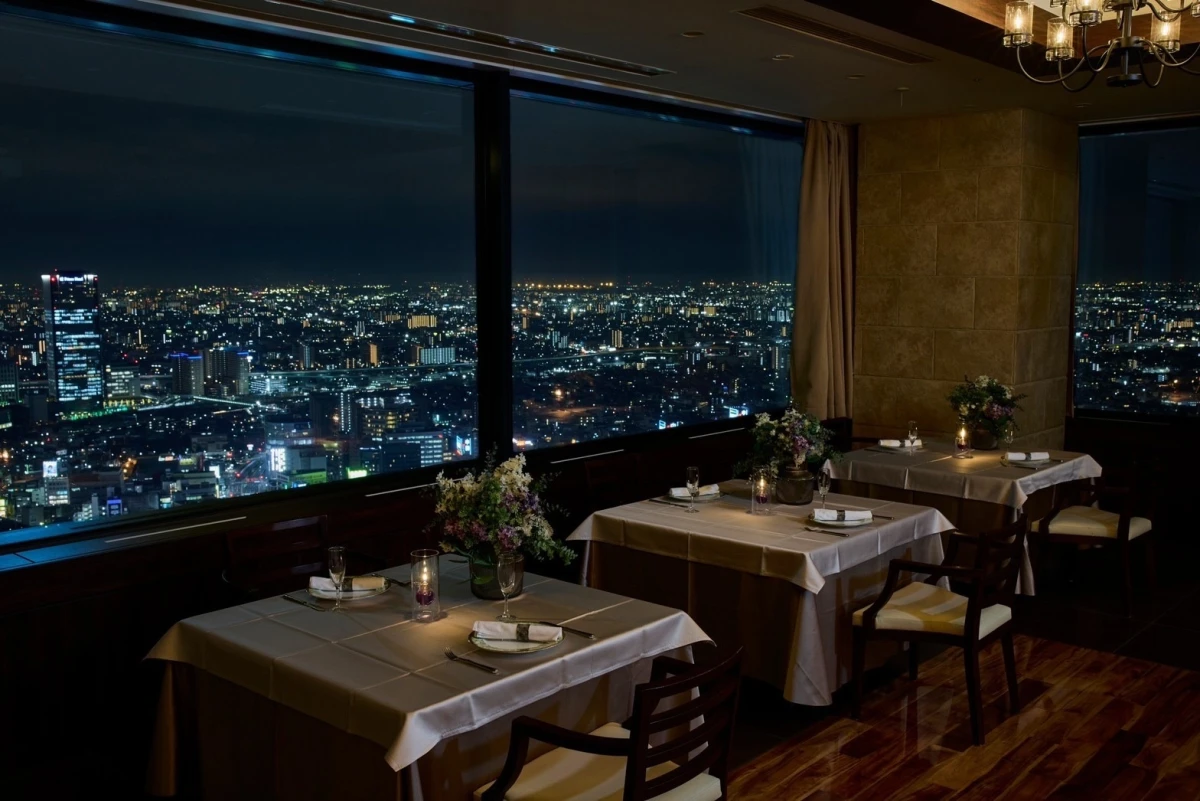 地上180mの煌めく夜景をバックに贅沢なひとときを | 【夜景の見える窓側テーブル席】本数が選べるバラの花束×極上夜景×チャペルで夢のようなプロポーズを★Wメインの豪華フレンチコース+乾杯酒+メッセージプレート+プロポーズコンシェルジュ